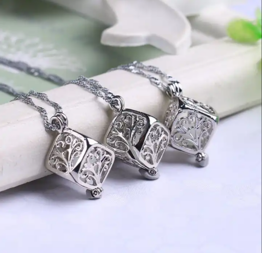 Hot fashion necklace, glowing cube necklace